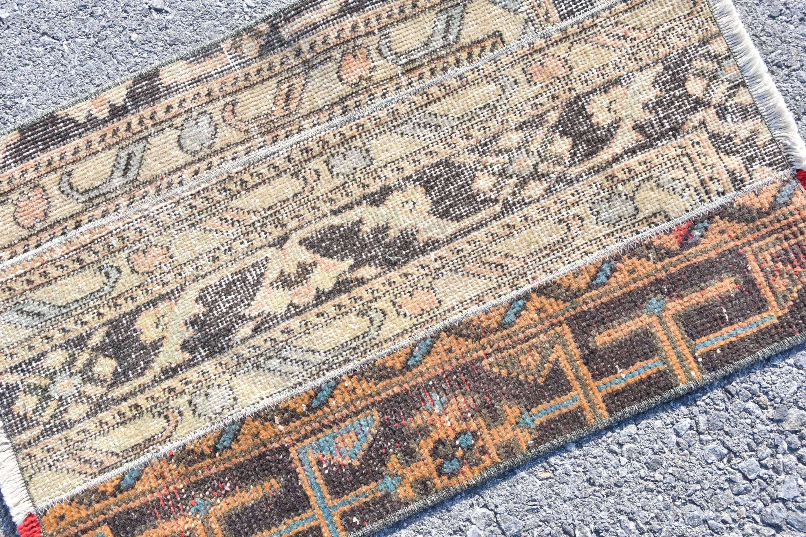 ヴィンテージトルコ絨毯 1.7x2.6フィート (51 x 78 cm)、ブラウンの