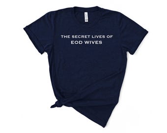 Camiseta unisex La vida secreta de las esposas de EOD Bomb Squad
