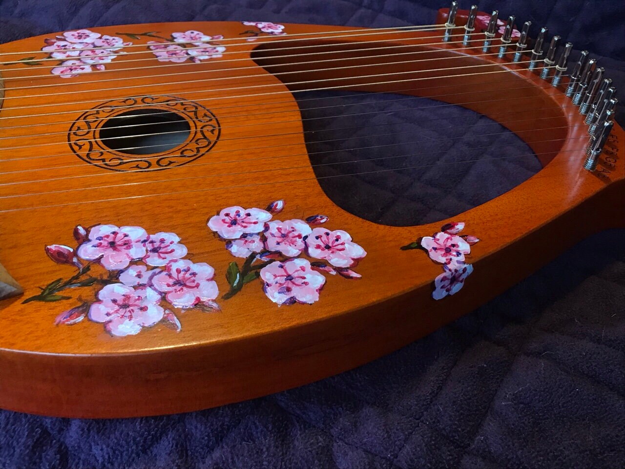 手作業で装飾されたライアーハープ - 16 弦、桜のデザイン
