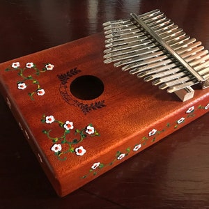 Hand-decorated Kalimba - Daisy Vine design