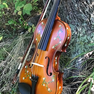 Custom-painted violin or viola: Daisy vine design