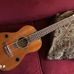 Baritone 5-string ukulele: Deluxe design