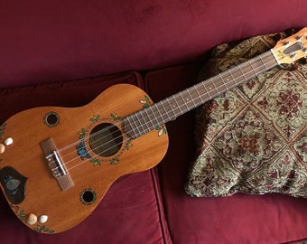 Baritone 5-string ukulele: Deluxe design