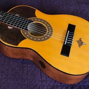 Altgitarre/Requinto: Walnuss und Abalone Design