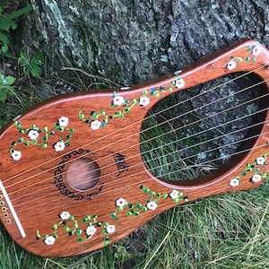 Hand-painted Lyre Harp - 7-string, Daisy Vine design