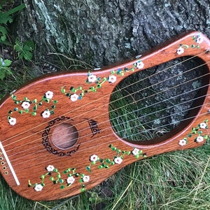 Hand-painted Lyre Harp - 7-string, Daisy Vine design