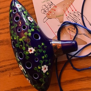 Hand-decorated ceramic Zelda ocarina - Daisy Vine design