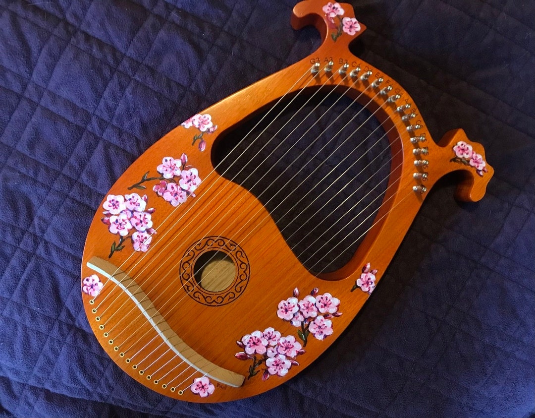 木製、装飾画のあるハープ（ラップハープ）　楽譜付き 木製、装飾画のあるハープ（ラップハープ） 楽譜付き - メルカリ