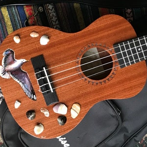 Hand-painted ukulele in mahogany: Beachcomber design
