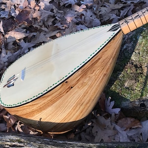 Baglama Saz: design con bocciolo di loto e bordo in foglia di olivo, collo lungo