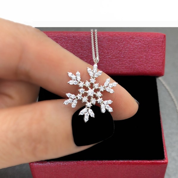 Collana con fiocchi di neve in argento, regalo di Natale in argento, collana invernale, regalo per il giorno innevato, collana scintillante ed elegante, pendente con fiocchi di neve, tema invernale