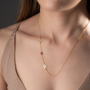 Collar con piedra de nacimiento inicial de Sideway, collar con piedra de nacimiento con letra personalizada, collar con letra delicada, elegante collar con dije familiar de plata de Sideway