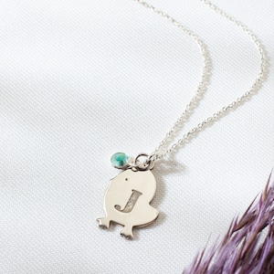 Collar para nuevas mamás, lindo collar con inicial, collar de pollito personalizado con piedra de nacimiento, collar con letra de pollito recién nacido, colgante con inicial grabada