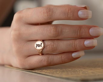 Anillo de sello gótico con inicial en plata de ley y monograma inglés antiguo personalizado