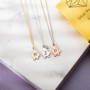 Lindo collar con inicial, collar de pollito personalizado con piedra de nacimiento, regalo para nuevas mamás, collar con letra de pollito recién nacido, colgante con inicial grabada