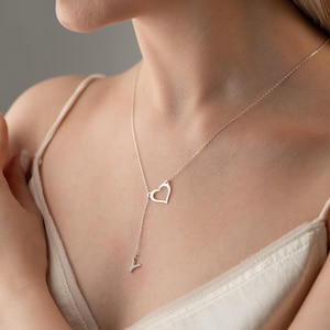 Kundenspezifische Herztropfen-Anfangsanhänger Lariat Y-Tropfen-Halskette Herz Lariat-Halskette mit benutzerdefinierter minimaler Herzanhänger-Halskette