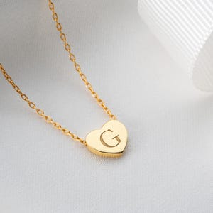 Collar con letra de corazón grabada, collar con inicial de corazón, colgante de corazón dorado, collar con dije de plata, regalo de San Valentín para novia