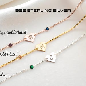 Pulsera de plata con piedra de nacimiento familiar para mamá. Pulsera con inicial de corazón y piedra de nacimiento. Tobillera con múltiples piedras de nacimiento. Tobillera de plata personalizada.