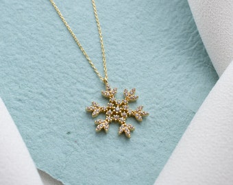 Solid 14K Gold Snowflake Necklace, 14K Gold Winter Necklace, Snowy Day Gift, Sparkly Elegant Necklace, Snowflake Pendant, Winter Theme,