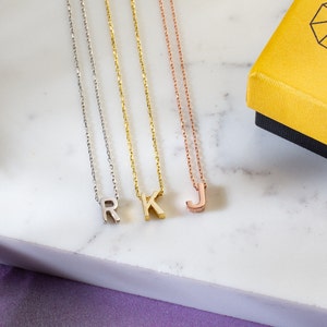 Colar de letras pequenas de prata, colar de letras de prata maciça, colar inicial de prata, colar inicial personalizado, presente de madrinha de casamento