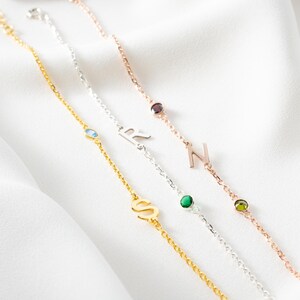 Pulseira com pedra de nascimento de letra, pulseira delicada com inicial de família com pedra de nascimento, pulseira de ouro com inicial de pedra de nascimento de mãe, pulseira com letra