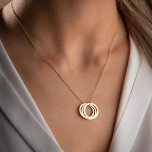 Collar de eternidad con anillo ruso de plata y múltiples círculos con nombre. Collar personalizado con nombre para niños, colgante de círculos entrelazados para abuela.