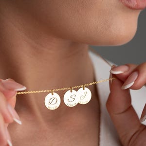 Collar con disco inicial y fecha, collar con disco con letra grabada, collar con fecha inicial personalizado, collar para madre, joyas personalizadas para damas de honor