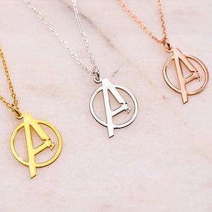 Collar de plata de los Vengadores, collar de superhéroe, collar de los Vengadores de Marvel, collar con el símbolo de los Vengadores, regalos de Marvel para mujeres, regalo para ella