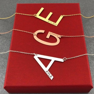 Colar inicial Alexis Rose Colar grande com letras iniciais laterais Colar grande com letras iniciais Colar grande com pingente de letras grandes
