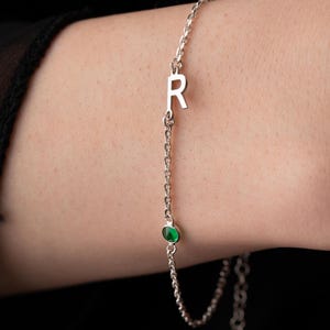 Pulseira com pedra de nascimento de letra, pulseira delicada com inicial de família com pedra de nascimento, pulseira de ouro com inicial de pedra de nascimento de mãe, pulseira com letra