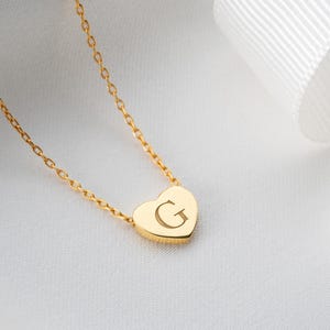 Collar con letra de corazón personalizable, collar con inicial de corazón grabada, colgante de corazón dorado, collar con dije de plata, regalo de San Valentín para novia