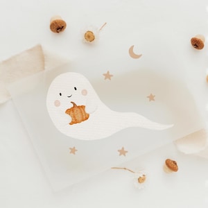 Op de afbeelding: Een witte geest met een vriendelijk gezicht dat een kleine oranje pompoen vasthoudt. De geest bevindt zich op een lichtbruine achtergrond met kleine witte sterren en een halve maan.