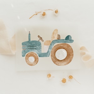 Könnte beinhalten: Eine Aquarell-Illustration eines blaugrünen Traktors mit braunen Rädern. Der Traktor befindet sich auf einem weißen Hintergrund mit weißem Band und getrockneten Blumen.