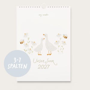 Könnte beinhalten: Ein weißer Wandkalender für 2027 mit dem Titel Unser Jahr 2027 und einer Spiralbindung am oberen Rand. Die Illustration zeigt zwei weiße Gänse, Gänseblümchen und zwei kleine Bienen. Oben steht der Text Hej Hanni und ein hellblauer Kreis zeigt 3-7 Spalten.