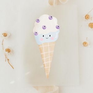 Könnte beinhalten: Eine skurrile Illustration einer Eistüte. Das Eis hat eine weiße Spitze mit lila Blaubeeren und eine hellblaue Basis. Der Kegel ist beige mit einem Gittermuster. Das Eis hat ein lächelndes Gesicht.