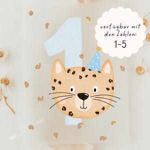 Op de afbeelding: Een lichtblauw cijfer één met een cartoon luipaard gezicht met een feesthoedje. De luipaard heeft zwarte vlekken en snorharen. De tekst op de afbeelding luidt "beschikbaar met de nummers: 1-5".