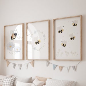 Posterset Bienen A4 | Biene mit Rucksack, Biene Blumenkranz, Bienen Blumenwiese weiß | Kinderposter Poster Kinderzimmer Tierposter Frühling