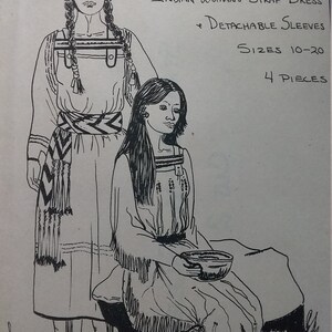 Op de afbeelding: Een zwart-witte lijntekening van twee figuren in jurken met bandjes en afneembare mouwen. De tekst luidt: Indian Woman's Strap Dress & Detachable Sleeves, Sizes 10-20, 4 Pieces. Eén figuur staat, terwijl de andere zit en een kom vasthoudt.