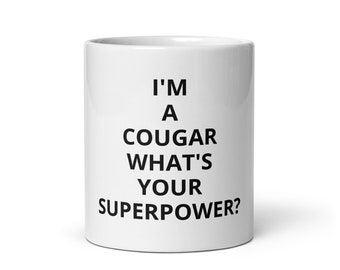 Je suis un couguar. Quel est ton super pouvoir ? Tasse à café blanche brillante, drôle, nouveauté, cadeau gag, cadeau sarcastique pour femmes
