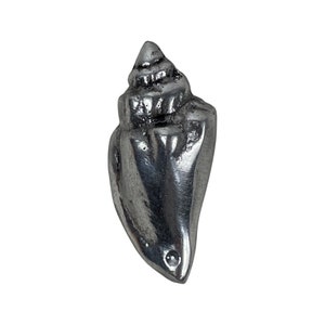 Op de afbeelding: Een zilveren schelpdeurknop met een gedetailleerd spiraalontwerp.