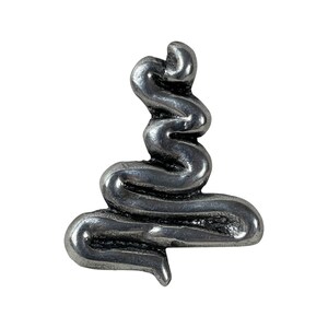 Op de afbeelding: Een zilverkleurige metalen hanger in de vorm van een opgerolde slang.