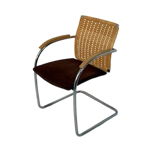 Può includere: Sedia cantilever moderna con schienale e braccioli intrecciati. La seduta è in tessuto marrone scuro e il telaio è cromato. La sedia ha un design minimalista, adatta a vari stili di interni.