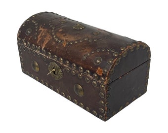 Vintage - French made treasure chest type jewelry box - Riveting leather - Including the original key - Brass accents