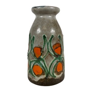 Op de afbeelding: Een grijze keramische vaas met een bruine glazuur en een oranje en groen bloemenontwerp.