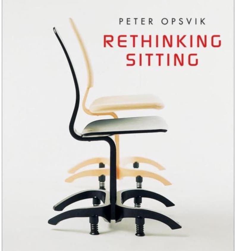 Puede incluir: Una pila de sillas ergon&oacute;micas con marcos negros y asientos de color claro. Las sillas est&aacute;n dispuestas verticalmente, mostrando su dise&ntilde;o. La portada del libro en el fondo dice "Rethinking Sitting" de Peter Opsvik.