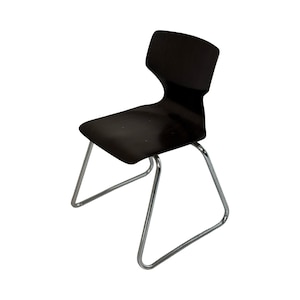 Puede incluir: Una silla de madera negra con respaldo y asiento curvos. La silla tiene una estructura de metal cromado. La silla está diseñada para sentarse y es adecuada para diversos entornos.
