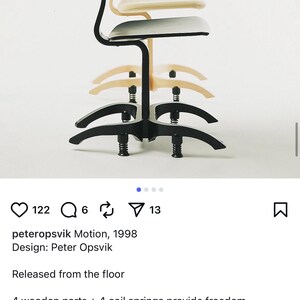 Puede incluir: Dise&ntilde;o de silla con estructura de metal negro y m&uacute;ltiples componentes de madera para asiento y respaldo en colores naturales y crema. La silla tiene un aspecto en capas con muelles helicoidales.