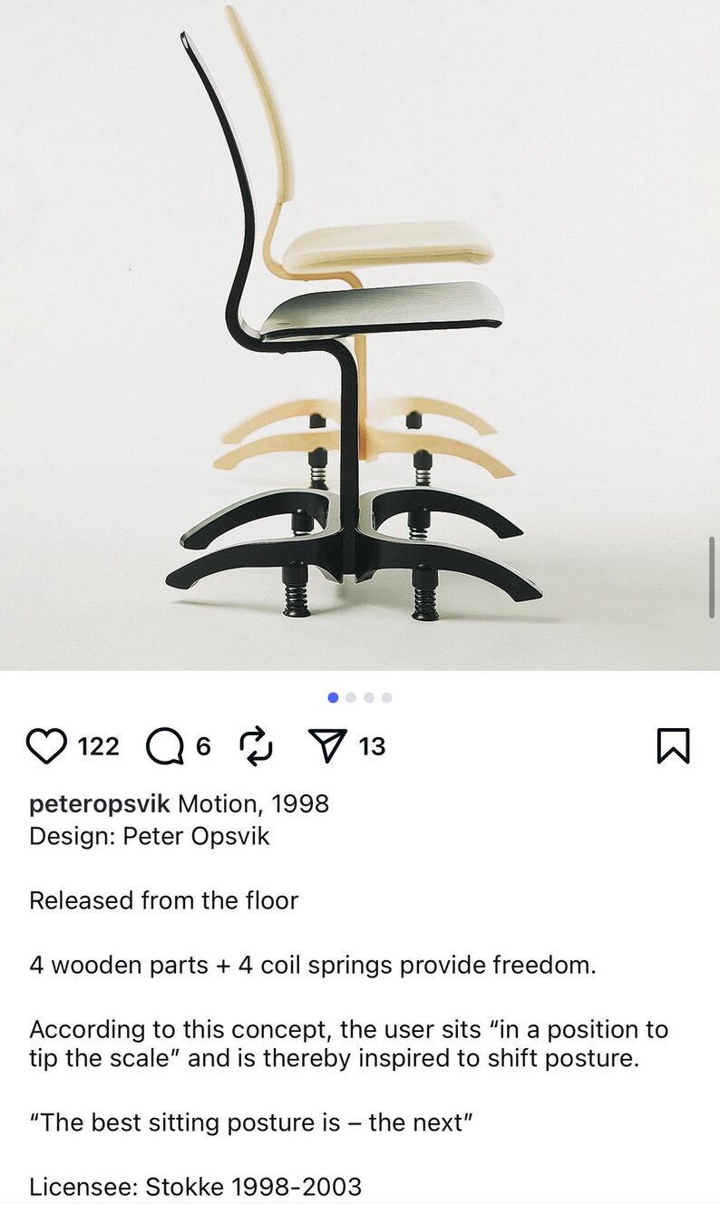Puede incluir: Dise&ntilde;o de silla con estructura de metal negro y m&uacute;ltiples componentes de madera para asiento y respaldo en colores naturales y crema. La silla tiene un aspecto en capas con muelles helicoidales.