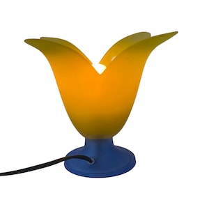 Vandeheg – Tischlampe aus Glas – Blau/Gelb – Modell Tullip