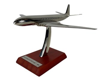 Maquette d'avion (plaqué argent) - montée sur socle en bois - De Havilland DH-106 Comet (1949)